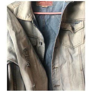 Light-washed Men Denim Jacket w/ Ripped Sleeves USED